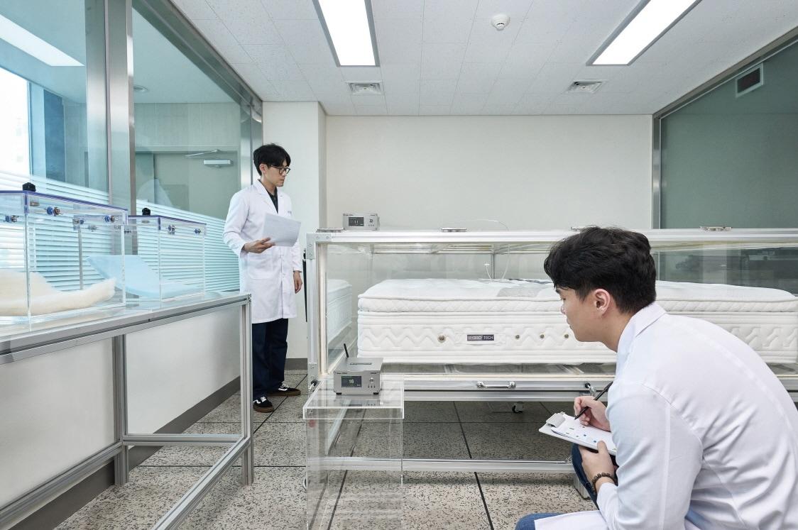 본문 이미지 - 에이스침대 라돈측정실험실에서 실험을 진행 중이다. /에이스침대 제공