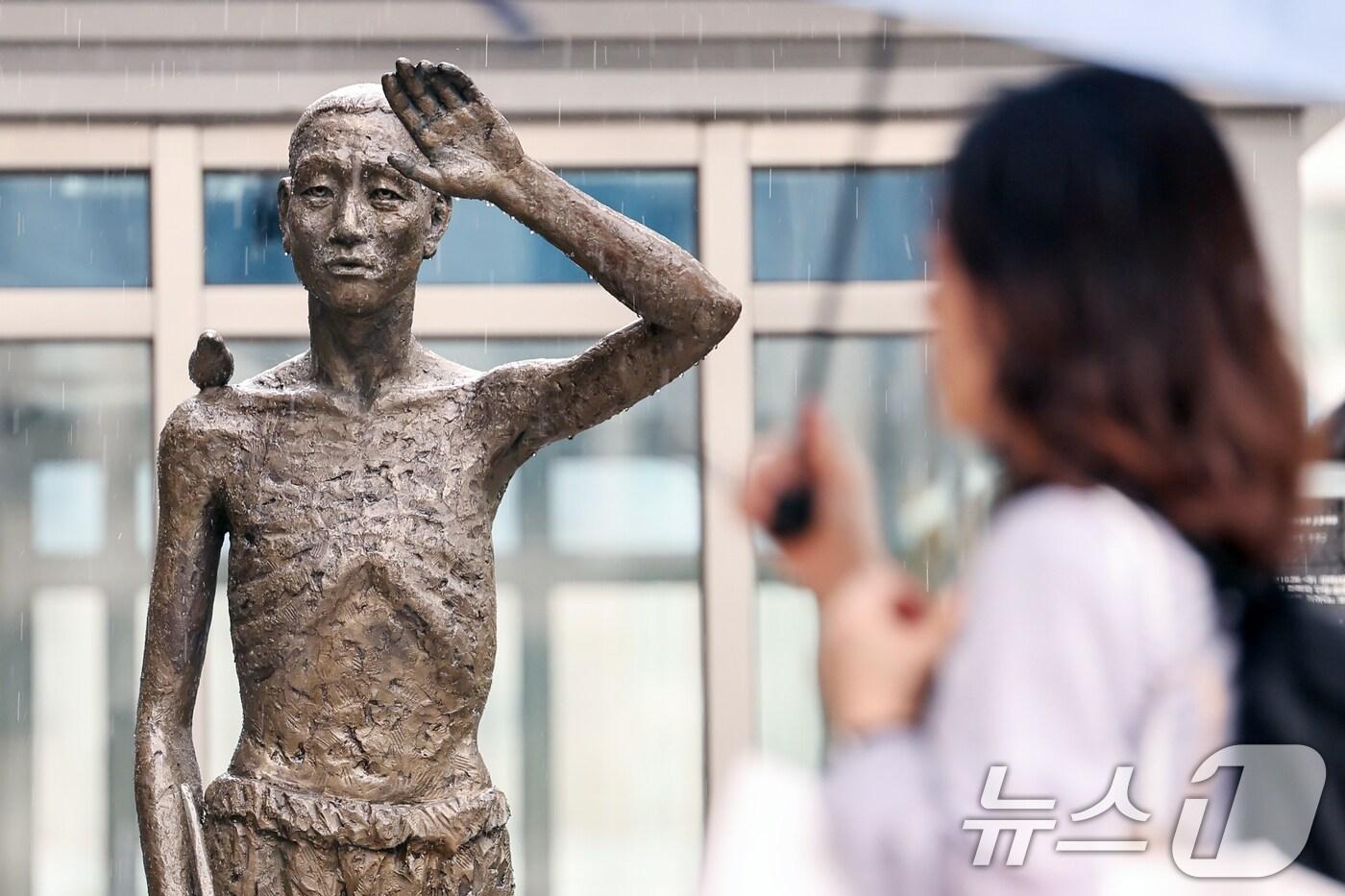 본문 이미지 - 서울 용산구 용산역광장에 설치된 강제징용 노동자상이 비를 맞고 서있다. 2024.9.12/뉴스1 ⓒ News1 민경석 기자
