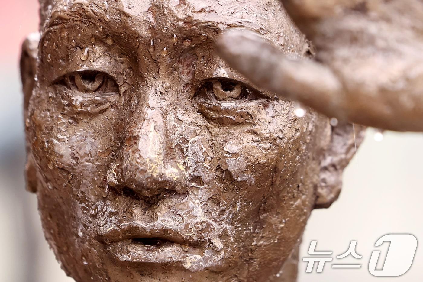 본문 이미지 - 서울 용산구 용산역광장에 설치된 강제징용 노동자상 얼굴 위로 빗물이 흐르고 서있다. 2024.9.12/뉴스1 ⓒ News1 민경석 기자