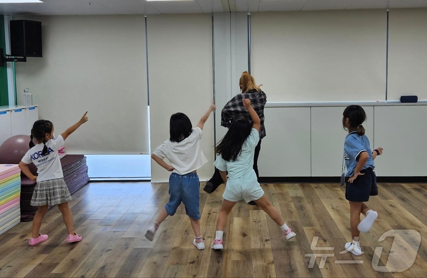 본문 이미지 - 개관식이 열린 12일 한 교실에서 초등학생들이 방송댄스 수업을 듣고 있다.2024.0.12 / 뉴스1 ⓒ News1 조아서 기자