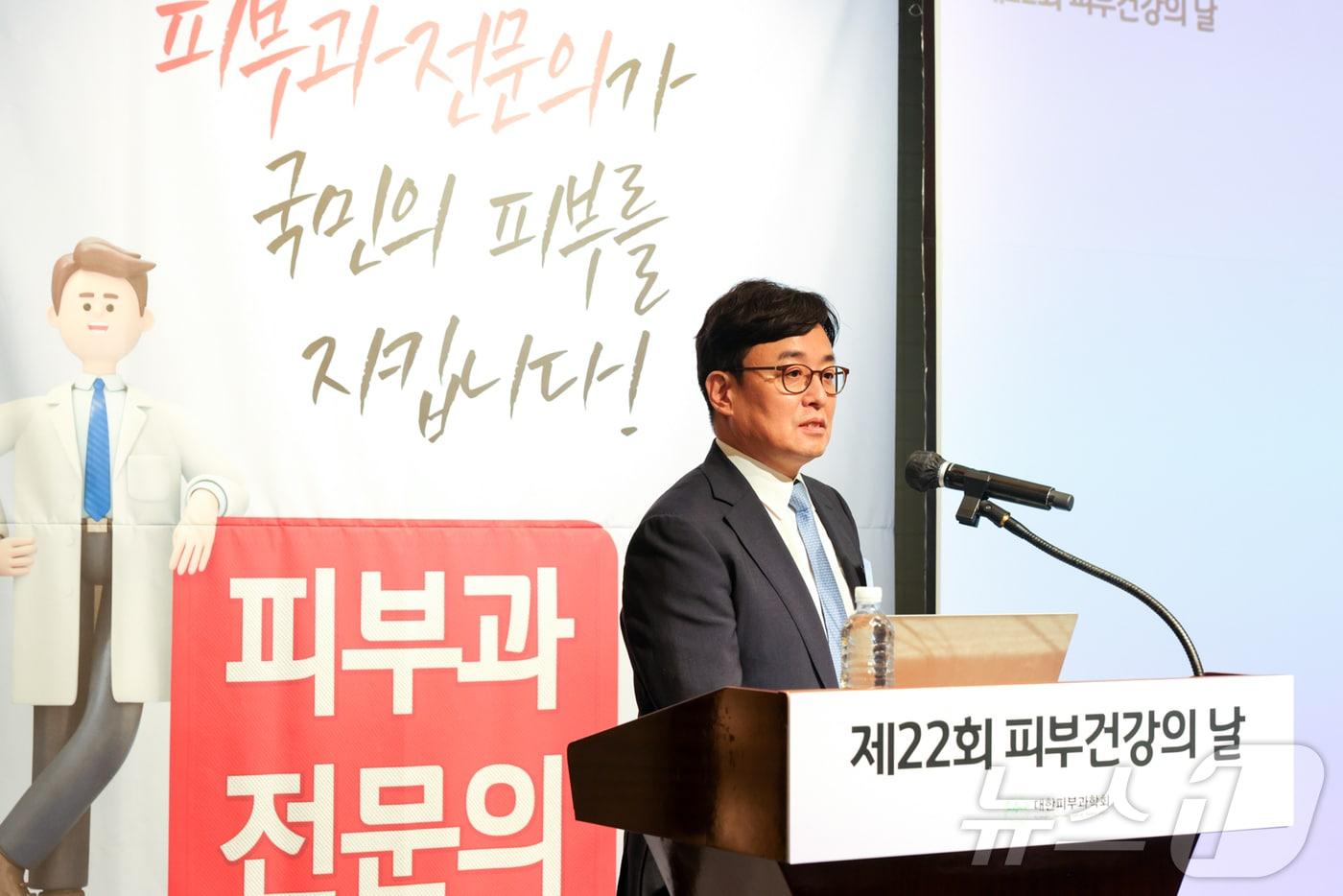 강훈 대한피부과학회장이 12일 웨스틴 조선 서울에서 '제22회 피부건강의 날' 기념 기자간담회에서 답변하고 있다.(대한피부과학회 제공)