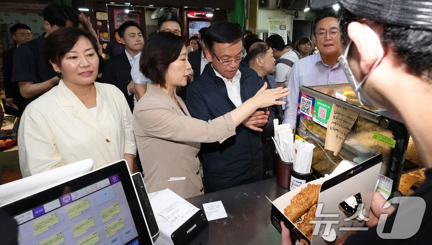 본문 이미지 - 추석 연휴를 이틀 앞둔 12일 오후 서울 마포구 망원시장에 방문한 최상목 경제부총리 겸 기획재정부 장관과 송미령 농림축산식품부 장관, 강도형 해양수산거부 장관, 오영주 중소벤처기업부 장관이 분식을 구매하고 있다. 사진은 기사 내용과 무관함. 2024.9.12/뉴스1 ⓒ News1 장수영 기자
