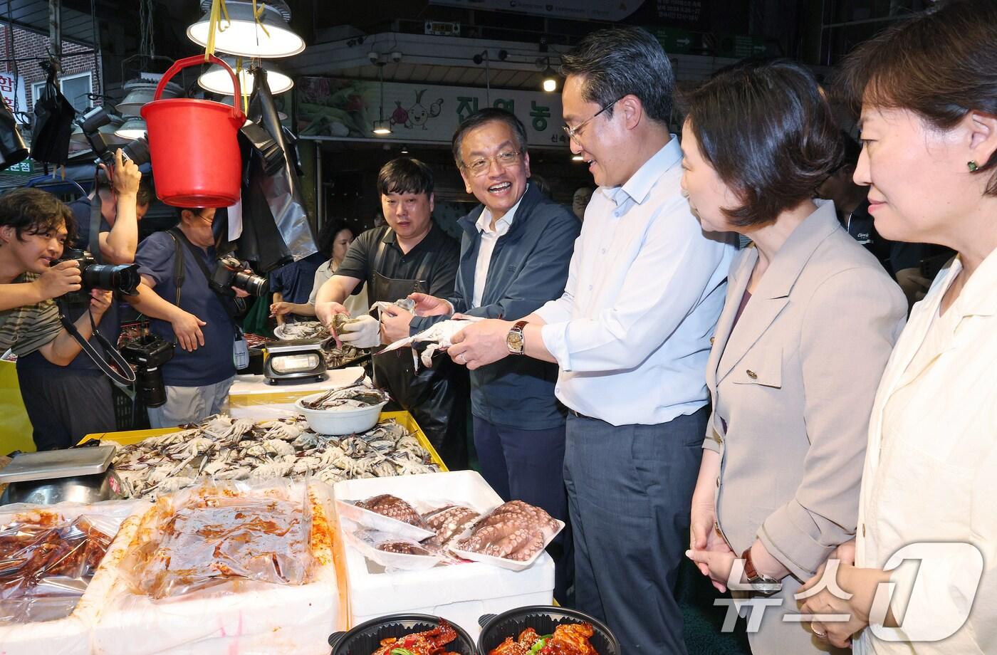 본문 이미지 - 추석 연휴를 이틀 앞둔 12일 오후 서울 마포구 망원시장에 방문한 최상목 경제부총리 겸 기획재정부 장관(왼쪽부터)과 강도형 해양수산부 장관, 오영주 중소벤처기업부 장관, 송미령 농림축산식품부 장관이 수산물을 살펴보고 있다. 2024.9.12/뉴스1 ⓒ News1 장수영 기자