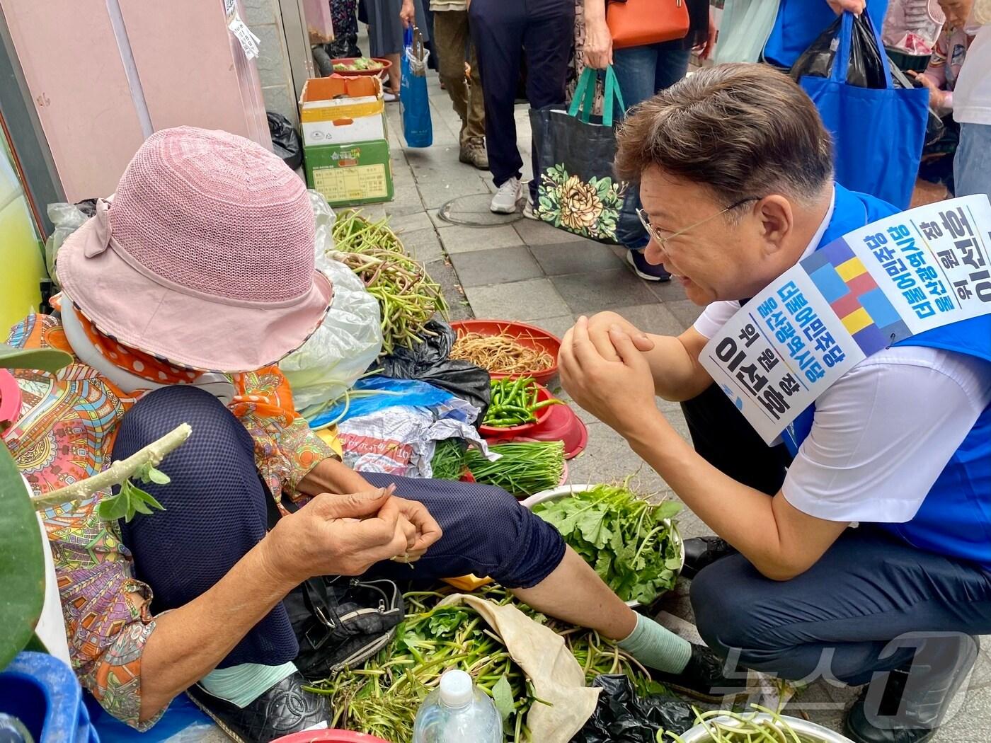 본문 이미지 - 더불어민주당 울산시당이 추석을 맞아 지역주민과의 적극적인 소통을 통한 민심 탐방에 나서고 있다고 밝혔다.&#40;민주당 울산시당 제공&#41;