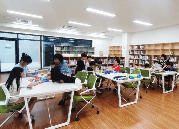 본문 이미지 - 청주 파밀리에 작은도서관 여름방학 프로그램.&#40;파밀리에 작은도서관 제공&#41;/뉴스1