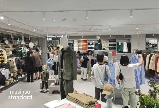 본문 이미지 - 무신사 스탠다드 매장 모습.(무신사스탠다드제공)