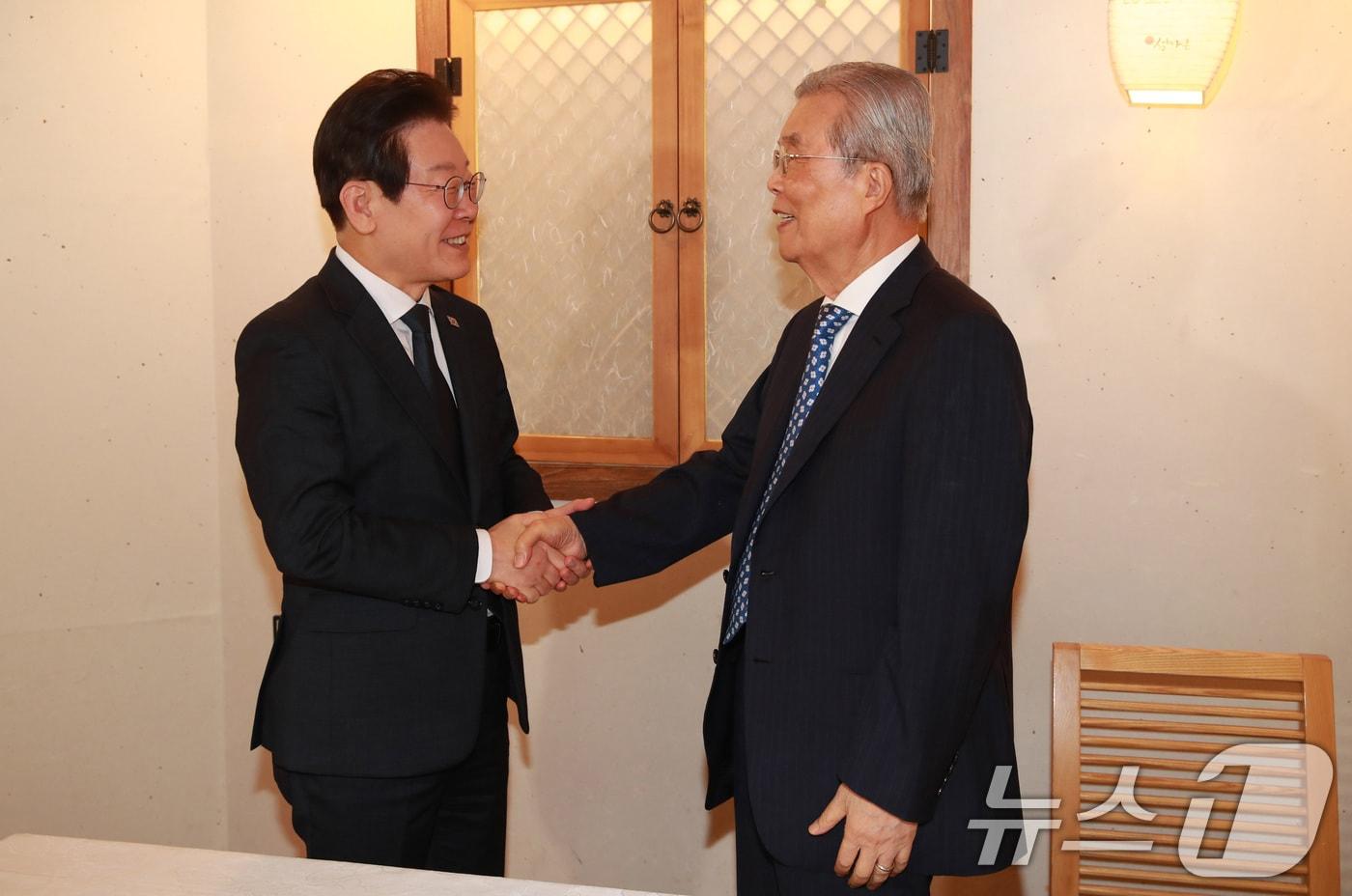 이재명 대통령이 더불어민주당 대표 시절 김종인 전 국민의힘 비상대책위원장과 서울 종로구 광화문의 한 식당에서 회동, 악수하고 있다. 2024.9.12/뉴스1 ⓒ News1 국회사진취재단