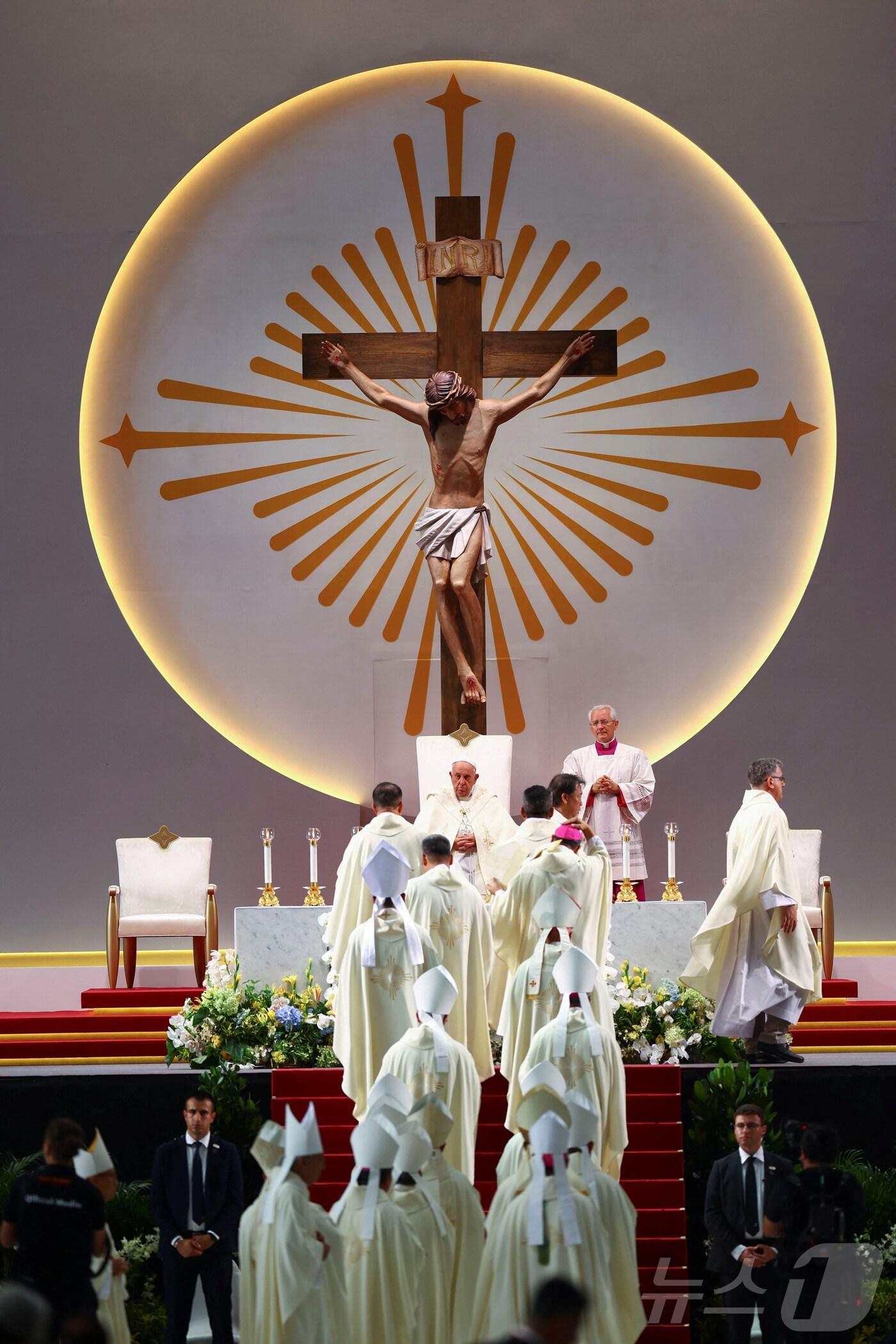 본문 이미지 - 프란치스코 교황이 11일(현지시간) 오후 5만5000석 규모의 싱가포르 국립경기장에서 미사를 집전하고 있다. 24.09.12 ⓒ 로이터=뉴스1 ⓒ News1 김예슬 기자