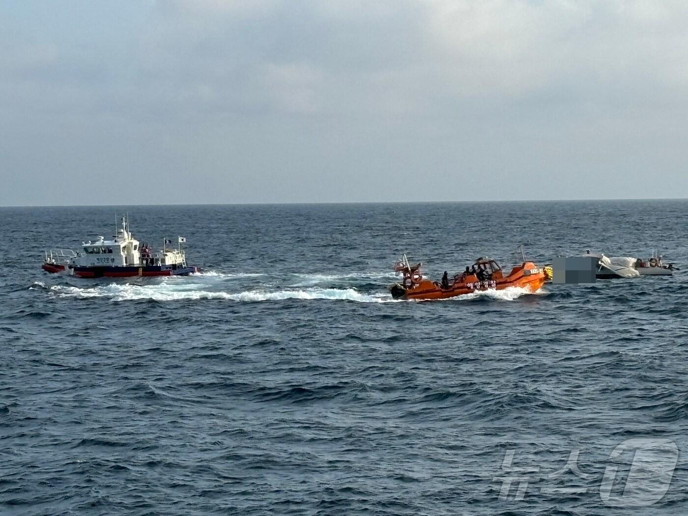 본문 이미지 - 다대항으로 예인되고 있는 세일링 요트.(통영해경 제공)
