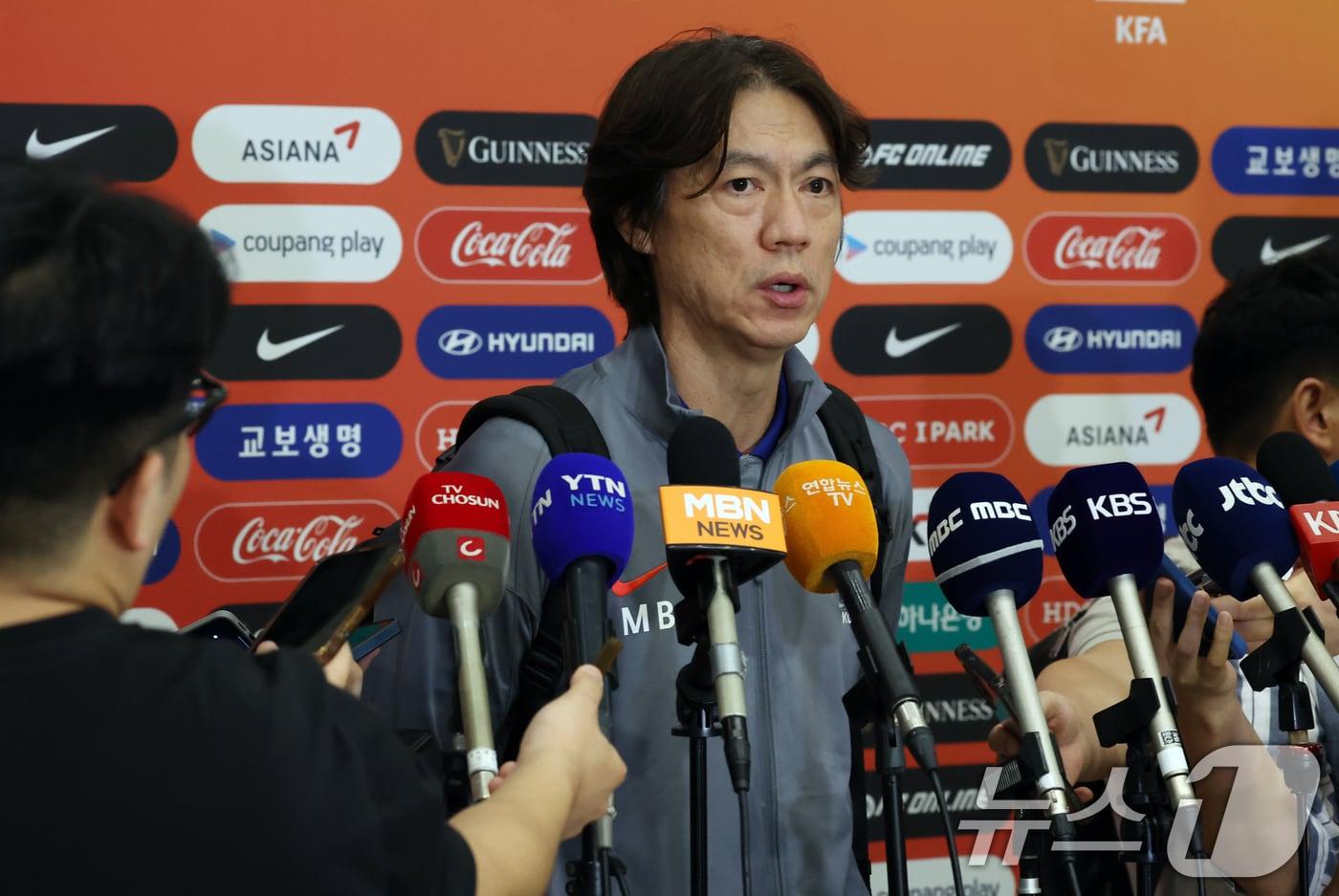 본문 이미지 - 12일 인천공항에서 오만과 원정경기를 마친 홍명보 축구대표팀 감독이 귀국해 언론 인터뷰를 하고 있다. 2024.9.12/뉴스1 ⓒ News1 김명섭 기자