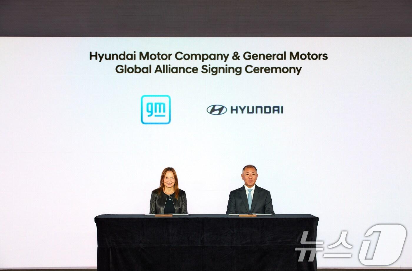 정의선 현대차그룹 회장&#40;오른쪽&#41;이 지난해 9월 메리 바라&#40;Mary Barra&#41; GM 회장 겸 CEO와 포괄적 협력 위한 MOU를 체결하고 있다. 이날 발표된 &#39;차량 5종 공동 개발&#39;의 출발점이다. &#40;현대차그룹 제공&#41; 2024.9.12/뉴스1