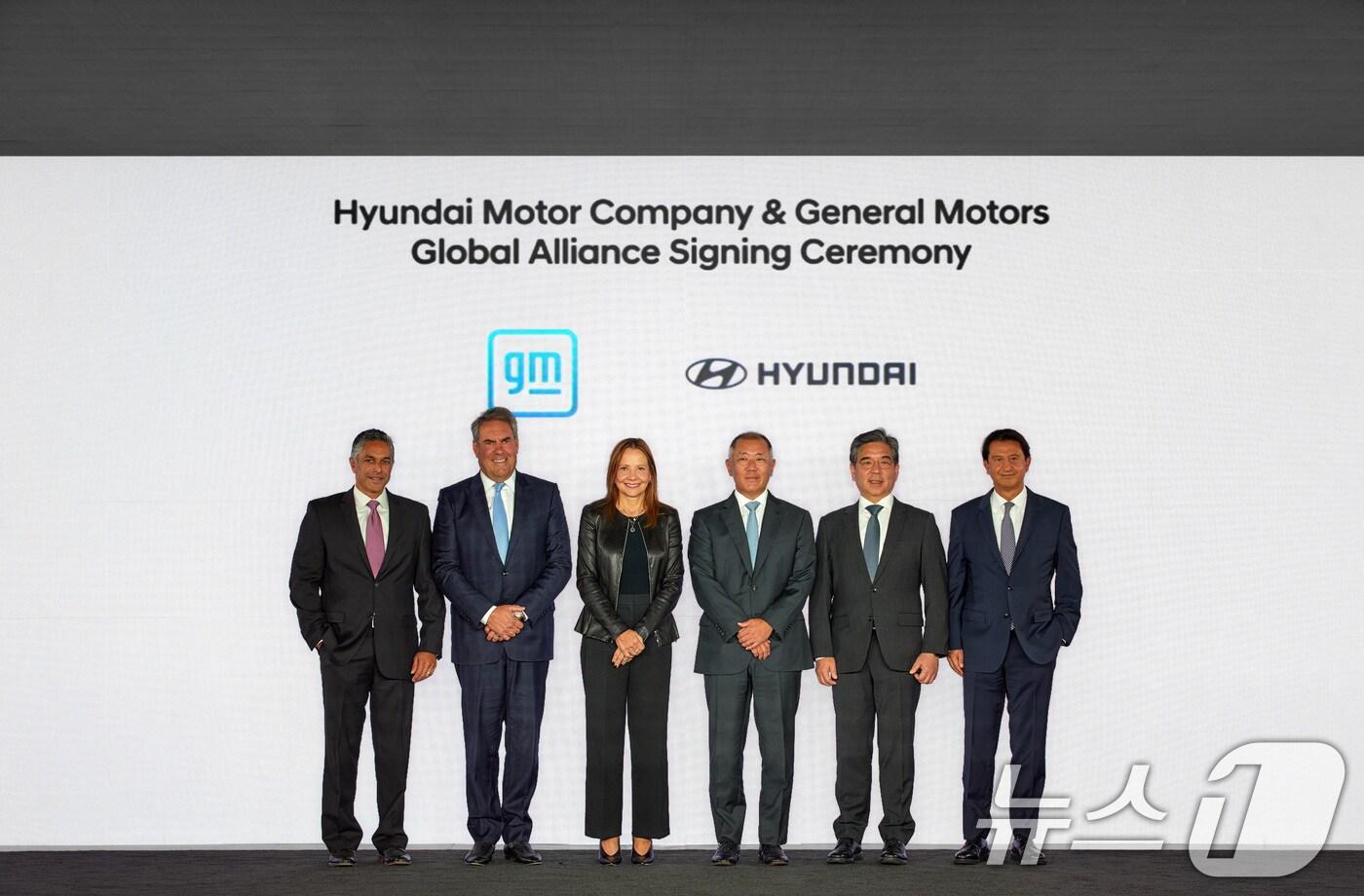 본문 이미지 - 정의선 현대차그룹 회장이 12일 메리 바라(Mary Barra) GM 회장 겸 CEO와 포괄적 협력 위한 MOU를 체결한 후 기념촬영을 하고 있다. 왼쪽부터 실판 아민(Shilpan Amin) GM 수석 부사장 겸 해외사업부문 사장, 마크 로이스(Mark Reuss) GM 사장, 메리 바라(Mary Barra) GM 회장 겸 CEO, 정의선 현대차그룹 회장, 장재훈 현대차 대표이사 사장, 호세 무뇨스 현대차 글로벌 최고운영책임자(COO) 사장. (현대차그룹 제공) 2024.9.12/뉴스1