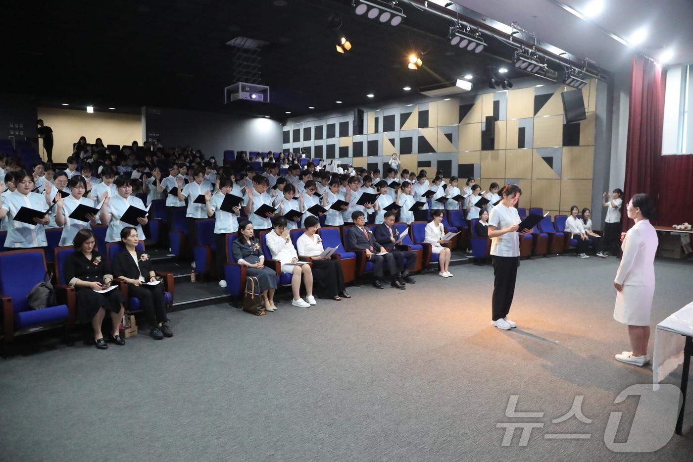 본문 이미지 - 한림성심대 제15회 예비 치과위생사 선서식.(한림성심대학교 제공)/뉴스1
