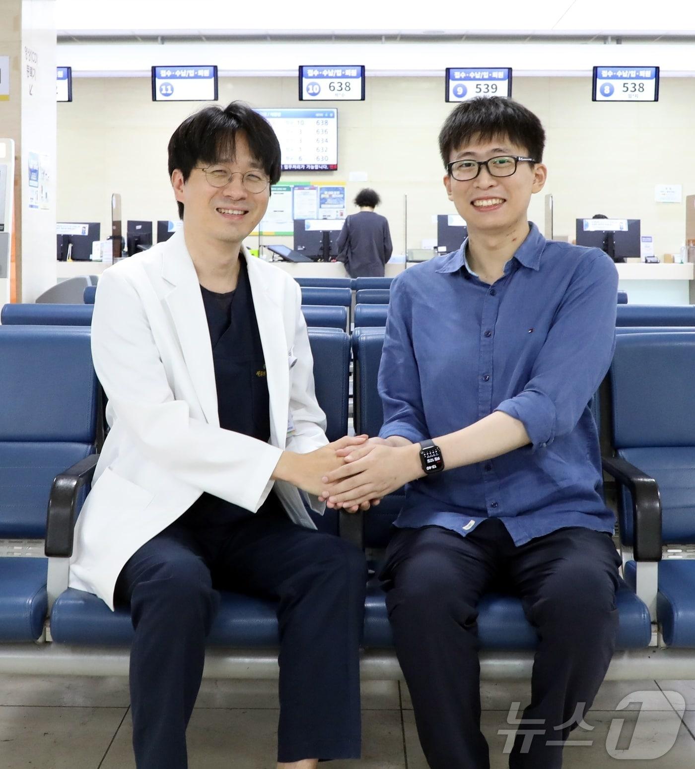 본문 이미지 - 광주에서 낙뢰를 맞고 기적적으로 생환한 교사 김관행 씨(오른쪽)가 전남대병원 응급의학과 조용수 교수와 맞손을 잡고 있다.(전남대병원 제공) 2024.9.12/뉴스1
