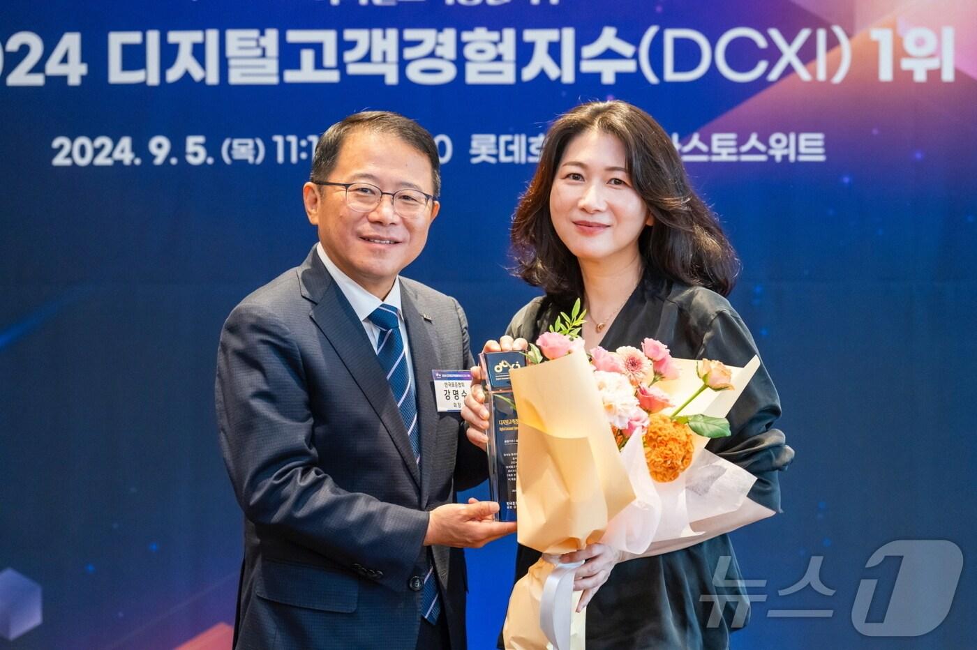 본문 이미지 - 지난 5일 서울 소공동 롯데호텔에서 진행된 '디지털 고객 경험지수(DCXI)' 인증 수여식에서 한국표준협회 강명수 회장(왼쪽)과 삼성전자 이보나 상무가 기념 촬영을 하고 있다(삼성전자 제공). ⓒ 뉴스1