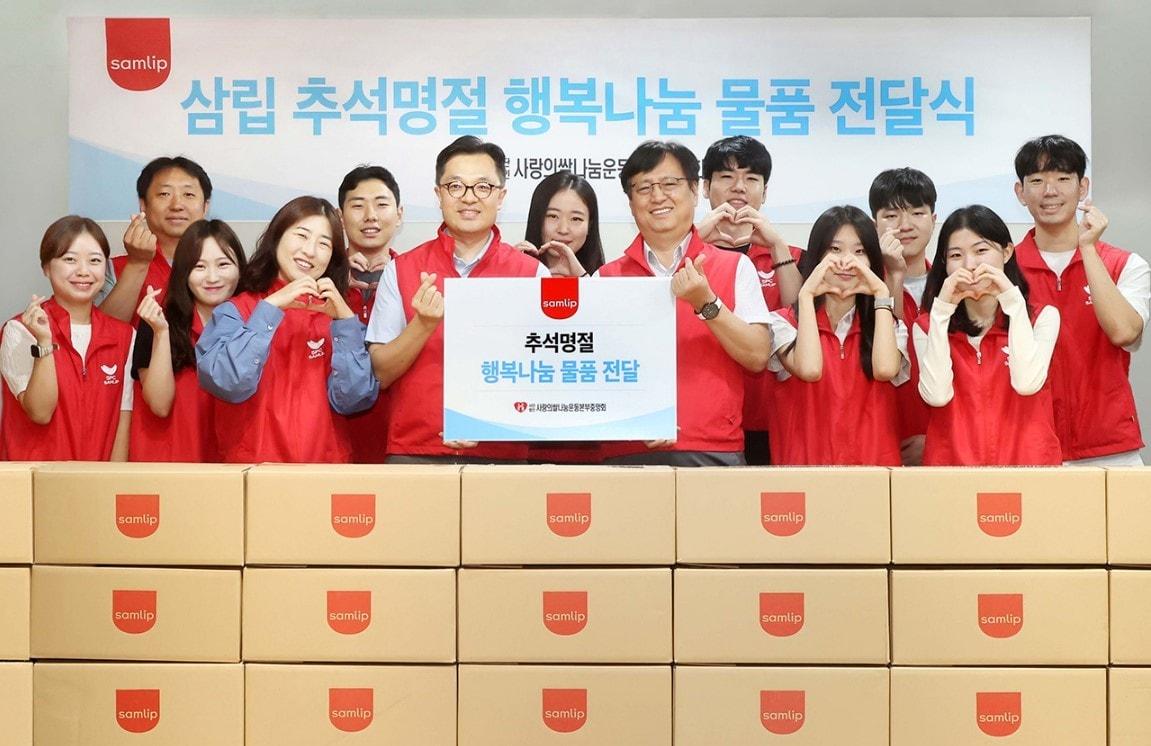 본문 이미지 - SPC삼립 경재형 부사장(오른쪽)과 정기성 상무(왼쪽)가 기념 촬영을 하고 있다. (삼립 제공)