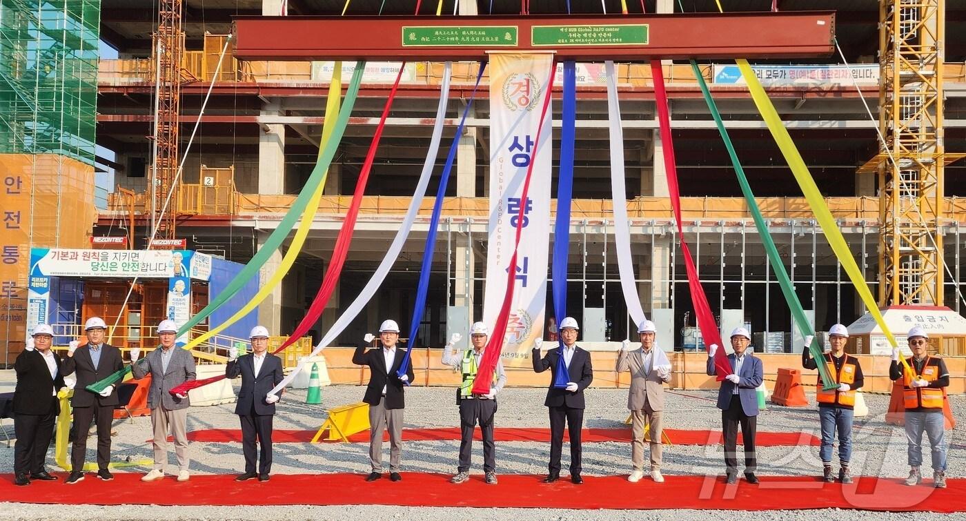 안재용 SK바이오사이언스 사장(오른쪽 다섯번째)과 공사 주요 관계자들이 상량식을 거행하고 있다.(SK바이오사이언스 제공)/뉴스1 ⓒ News1