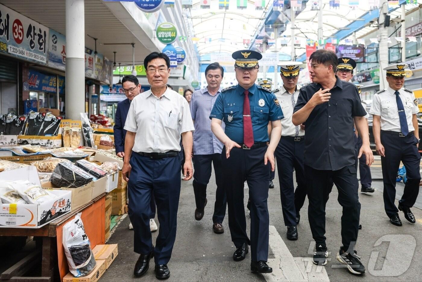 김성희 경남경찰청장이 12일 경남 창원시 마산어시장에서 교통불편 사항을 점검하고 있다.(경남청 제공)