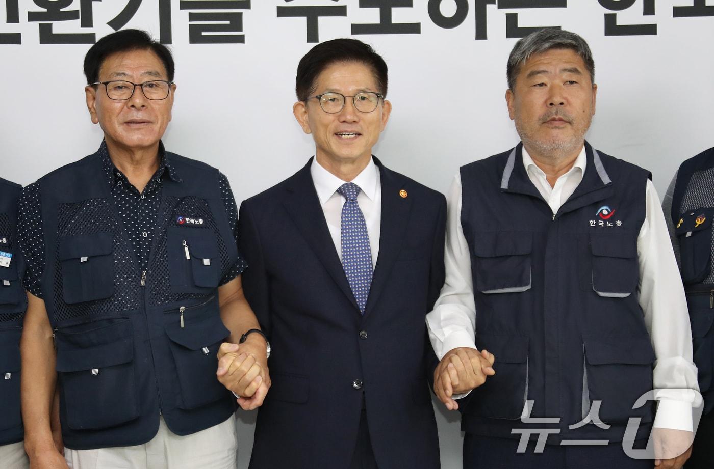 본문 이미지 - 김문수 고용노동부 장관이 추석 연휴를 앞둔 13일 오전 서울 영등포구 한국노총을 방문해 김동명 위원장(오른쪽), 서종수 상임부위원장(왼쪽)과 면담 전 기념 촬영을 하고 있다. 2024.9.13/뉴스1 ⓒ News1 권현진 기자