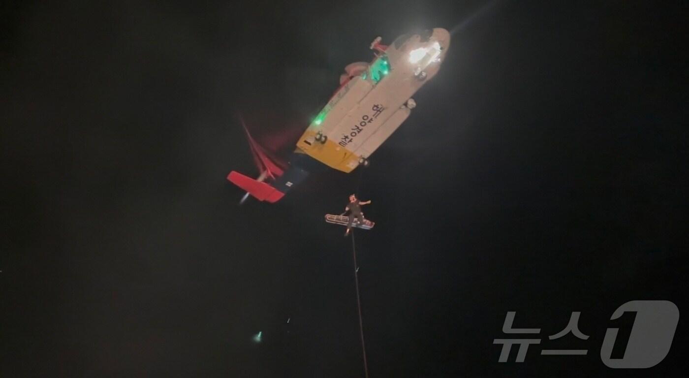 부상자를 이송하는 해경헬기.(통영해경 제공)