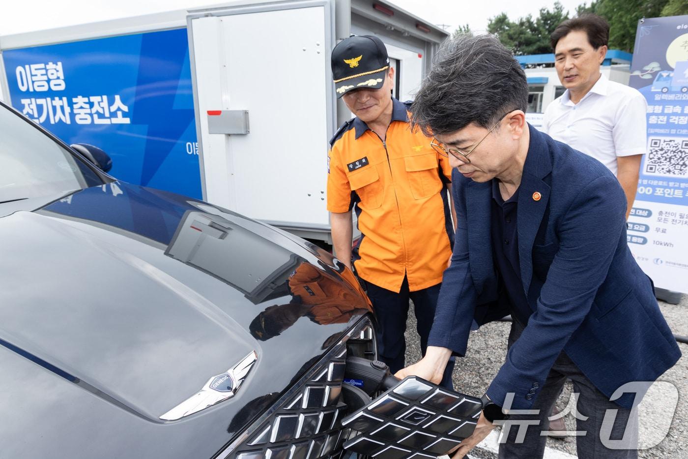 김완섭 환경부 장관이 부고속도로 기흥휴게소(부산방향)를 방문, 연휴기간 운영되는 전기차 이동식 무료 충전시설을 이용한 전기차와 수소차 충전을 시연하고 있다. (환경부 제공) 2024.9.13/뉴스1