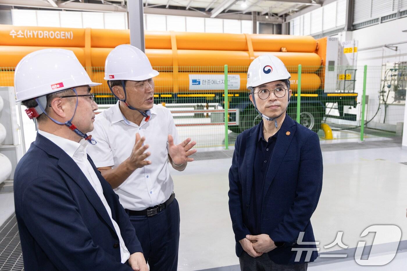 김완섭 환경부 장관이 경부고속도로 기흥휴게소(부산방향)를 방문, 전기차 및 수소차 충전소 운영현황을 점검하고 있다. (환경부 제공) 2024.9.13/뉴스1