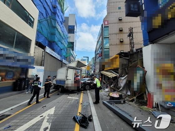 본문 이미지 - 12일 오후 해운대구 어귀삼거리 사고 현장에서 경찰이 현장을 수습하고 있다.2024.9.12.(부산경찰청 제공)