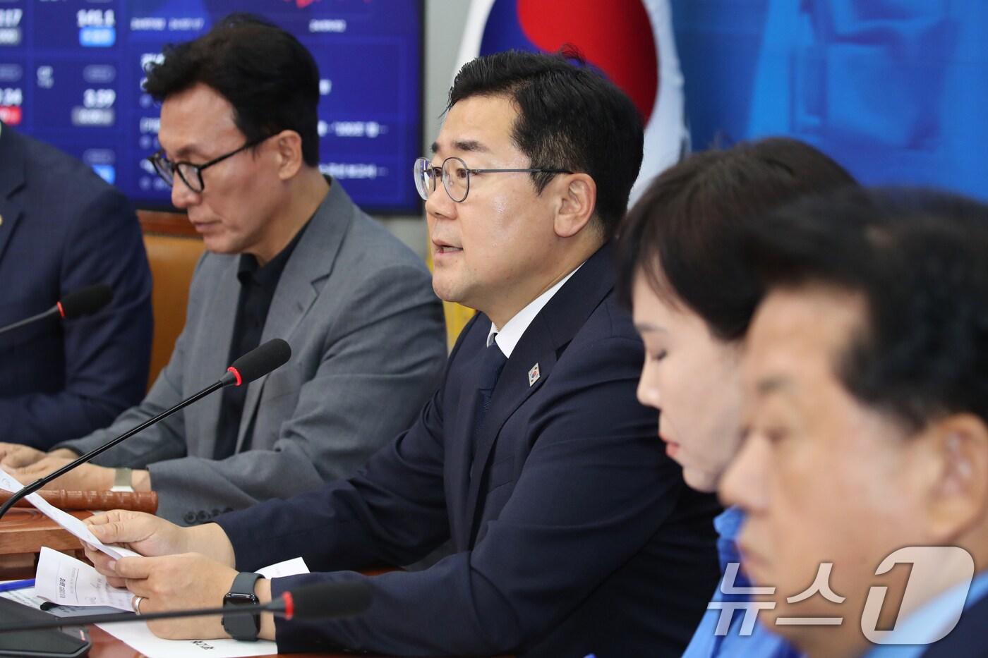 본문 이미지 - 박찬대 더불어민주당 원내대표가 13일 오전 서울 여의도 국회에서 열린 최고위원회의에서 모두발언을 통해 "김건희 특검법은 필연＂이라며 ＂윤석열 대통령과 국민의힘은 주가조작을 옹호하며 주식시장을 파괴할 생각이 아니라면 김건희 특검법을 수용하라＂고 말하고 있다. 2024.9.13/뉴스1 ⓒ News1 이광호 기자