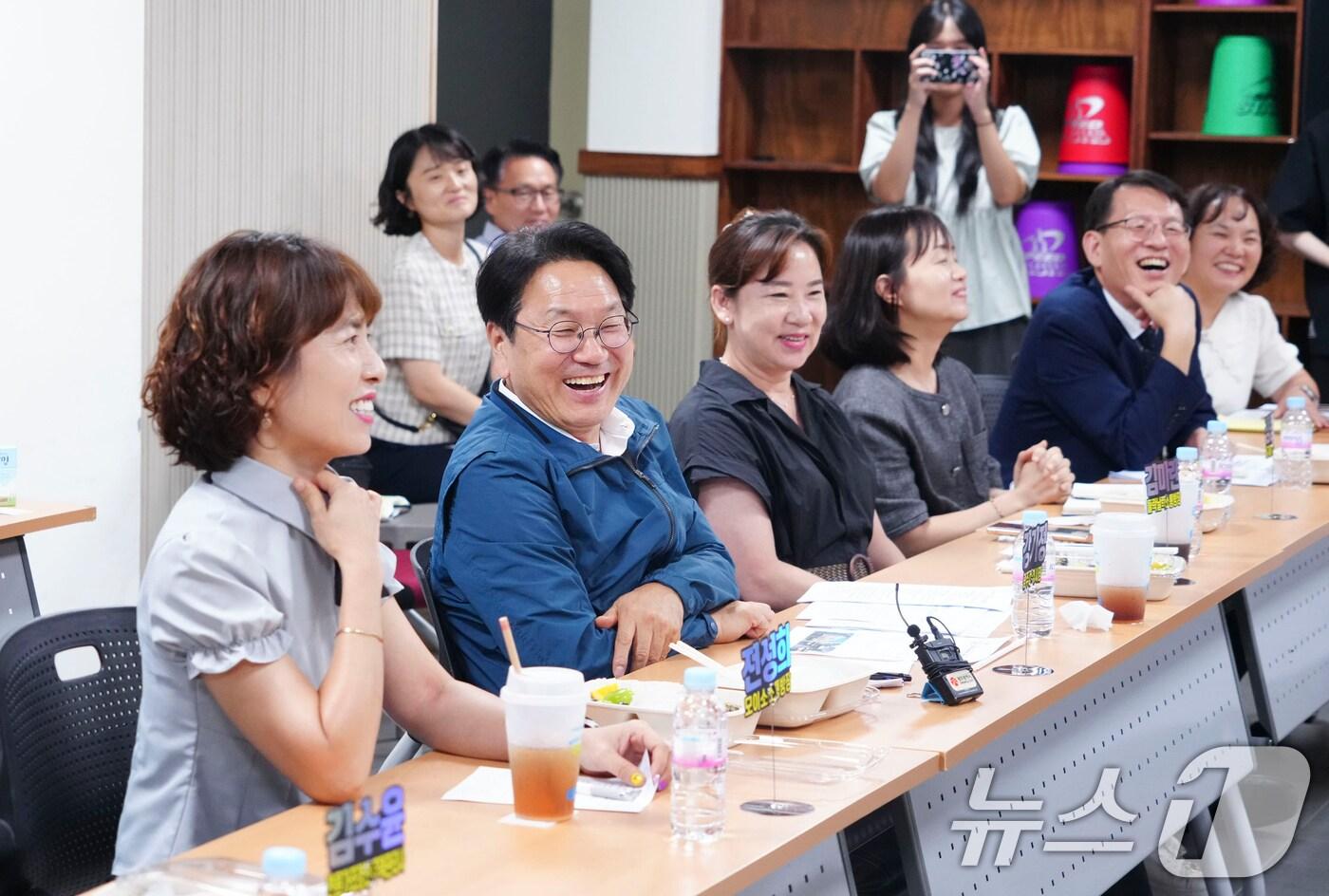 본문 이미지 - 강기정 광주시장이 12일 오후 서구 마을공동체지원센터에서 소통 간담회를 열고 소통방장, 화해지원플래너 등 소통 전문가들과 갈등해결 사례를 공유하고 있다.(광주시 제공)2024.9.13/뉴스1 
