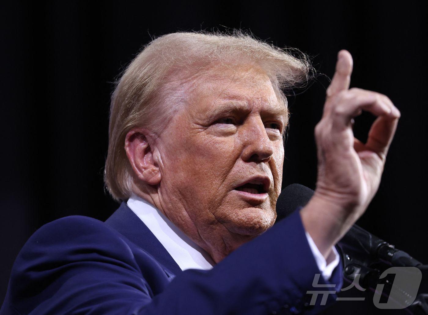 본문 이미지 - 미국 공화당 대통령 후보 도널드 트럼프 전 대통령이 12일&#40;현지시간&#41; 애리조나주 투손에서 열린 선거 집회서 유세를 하고 있다. 2024.09.13 ⓒ AFP=뉴스1 ⓒ News1 우동명 기자