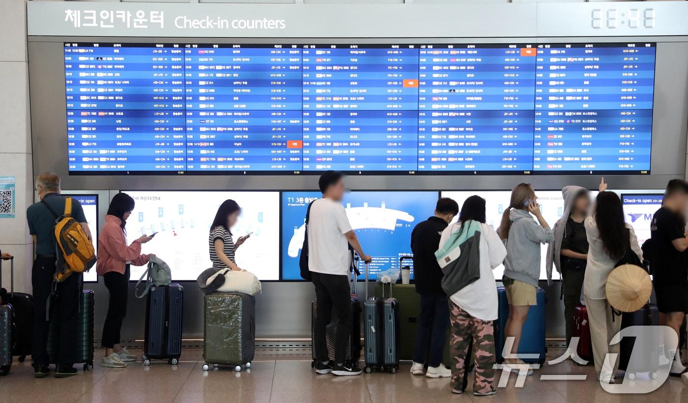 인천국제공항 출국장에 이용객들이 탑승 수속을 위해 줄 서 있다. 2024.9.13/뉴스1 ⓒ News1 이승배 기자