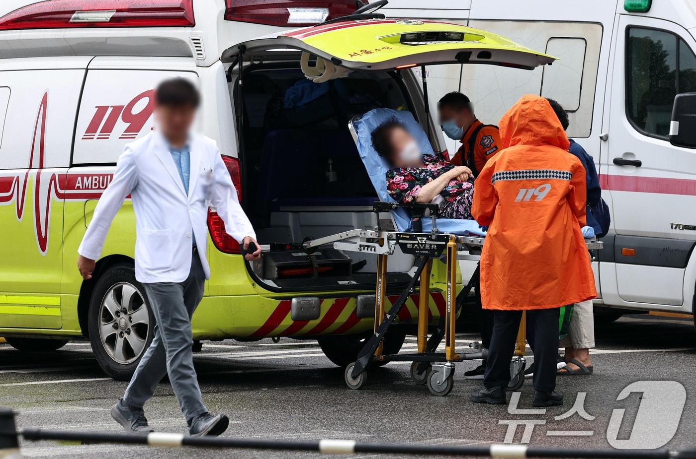 추석 연휴를 앞둔 13일 오후 서울의 한 대형병원에서 구급대원이 환자를 응급실로 이송하고 있다. 정부는 연휴에 응급실 환자가 몰리는 상황에 대비해 지난 11일부터 '추석 명절 비상 응급 대응 주간'을 운영하고 있다. 반면 의료계는 연휴 기간 중 '하루 최대 1만명' 정도가 제대로 된 응급 치료를 못 받을 가능성이 높다고 전망해 '명절 응급실 의료대란' 우려가 나타나고 있다. 2024.9.13/뉴스1 ⓒ News1 구윤성 기자