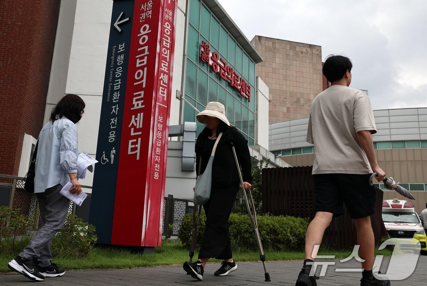 본문 이미지 - 추석 연휴를 앞둔 13일 오후 한 시민이 서울의 한 대형병원 응급실 앞을 지나고 있다. 2024.9.13/뉴스1 ⓒ News1 구윤성 기자