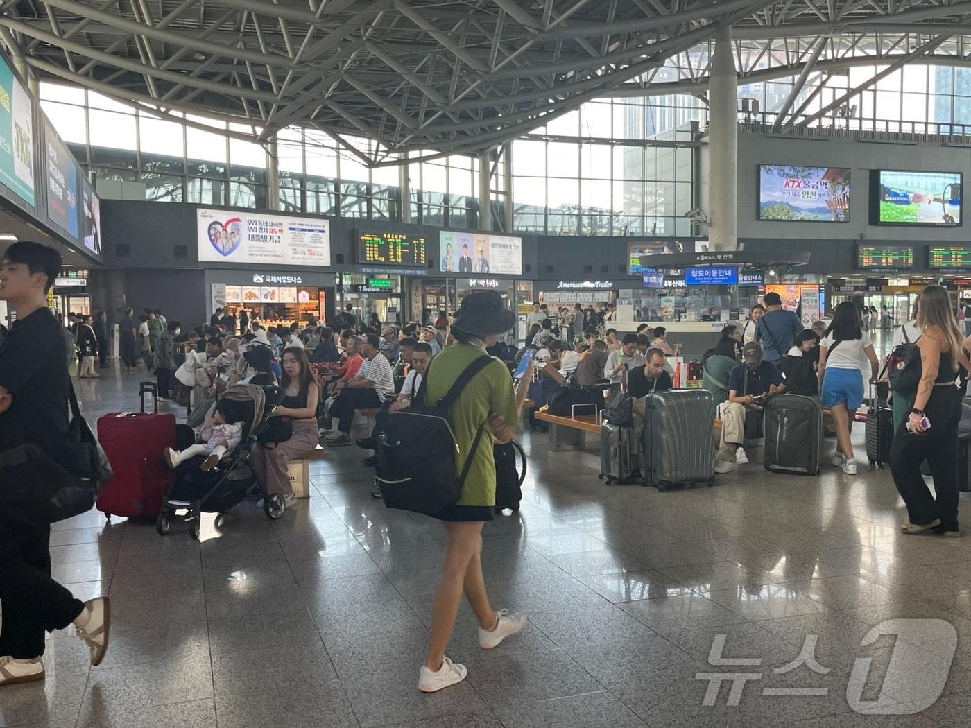 본문 이미지 - 추석 연휴를 앞둔 13일 오전 부산역에는 귀성객들로 북적이고 있다.2024.9.13/뉴스1 ⓒ News1 장광일 기자