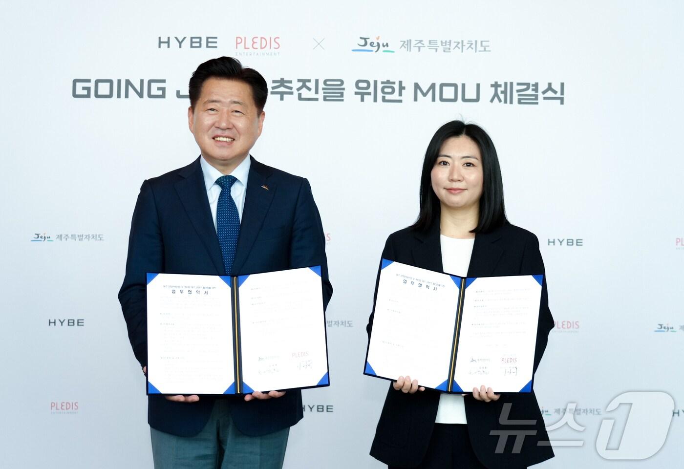  오영훈 제주지사와 이다혜 플레디스 대표이사가 업무협약 후 기념촬영을 하고 있다(제주도 제공)/뉴스1