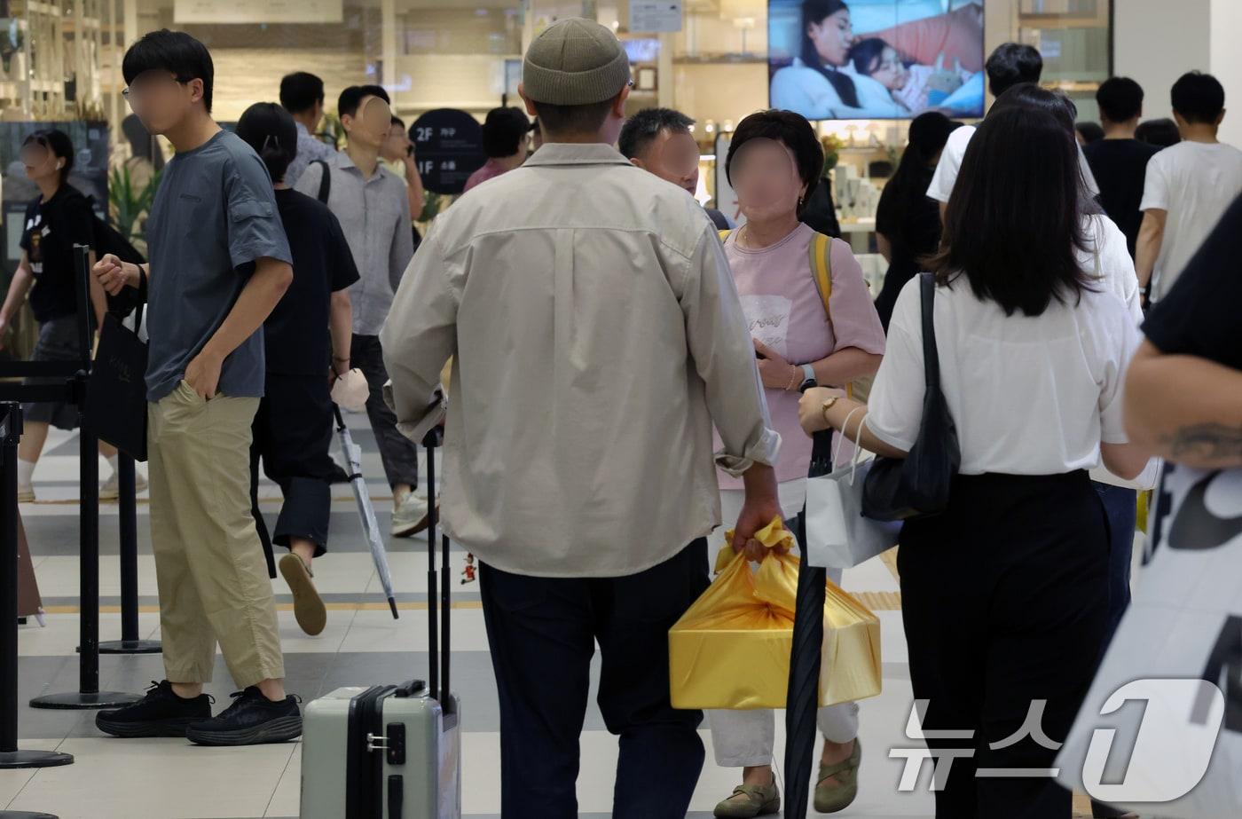 서울 서초구 반포동 서울고속버스터미널 경부선에서 귀성객들이 탑승장으로 향하고 있다. 2024.9.13/뉴스1 ⓒ News1 박정호 기자