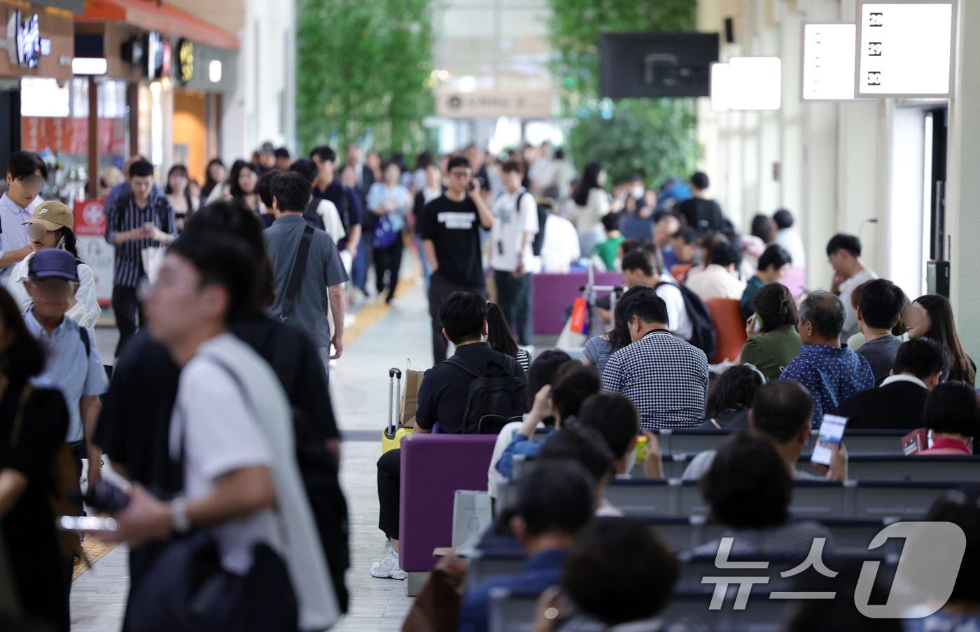 추석 연휴를 하루 앞둔 13일 오후 서울 서초구 반포동 서울고속버스터미널 대합실에서 귀성객들이 버스를 기다리고 있다. 2024.9.13/뉴스1 ⓒ News1 박정호 기자