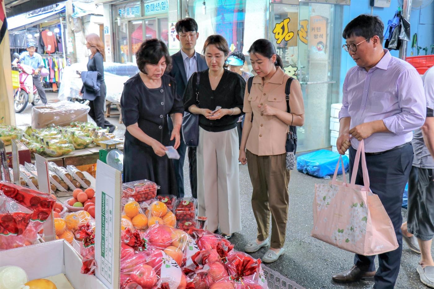 강정애 국가보훈부 장관이 추석 명절을 앞둔 13 서울 동작구 서울현충원 인근 흑석시장을 찾아 명절 성수품을 구매하며 상인들을 격려하고 있다.(국가보훈부 제공)