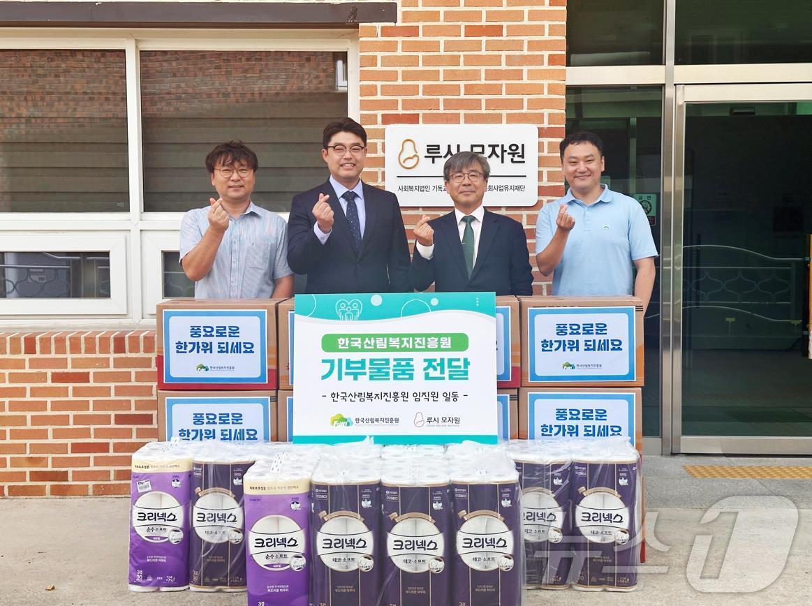 본문 이미지 - 한국산림복지진흥원 남태헌 원장(왼쪽에서 3번째)과 근로자 대표 김상범 대리가 생필품을 전달하고 있다. (산림청 한국산림복지진흥원 제공)/뉴스1