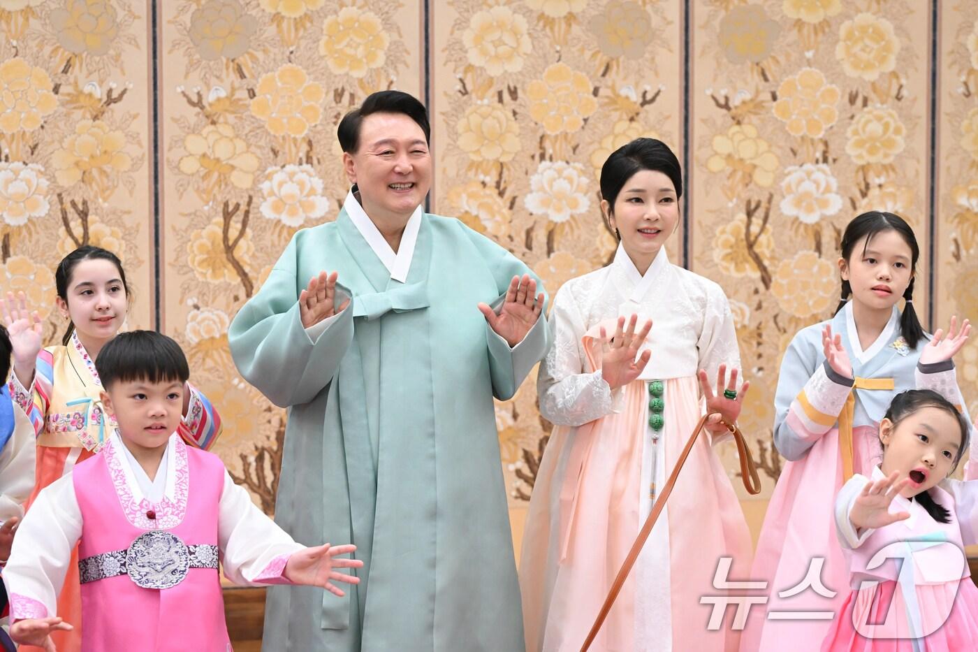 윤석열 대통령과 부인 김건희 여사가 다문화가정 어린이들과 함께 한가위 명절 인사를 촬영했다고 대통령실이 13일 밝혔다. 이번 한가위 영상은 지난 8일 대통령실 2층 자유홀에서 1시간에 걸쳐 촬영됐다. 대통령 부부는 반려견 '새롬이'와 '써니'를 데리고 입장하며 어린이들에게 인사를 건넸고, 어린이들, 반려견들과 다 함께 화기애애한 분위기 속에서 촬영에 임했다고 대통령실은 전했다. (대통령실 제공) 2024.9.13/뉴스1 ⓒ News1 송원영 기자