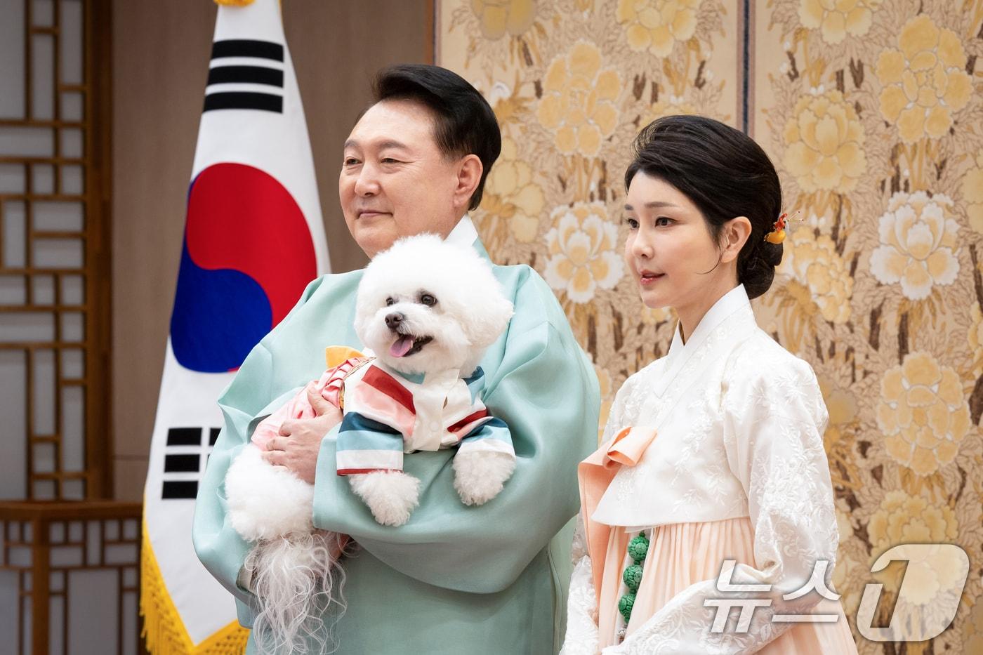 윤석열 전 대통령과 부인 김건희 여사가 대통령직 재임 당시인 2024년 9월 13일 한가위 명절 인사를 전하는 모습.&#40;대통령실 제공&#41; 2024.9.13/뉴스1 ⓒ News1 송원영 기자