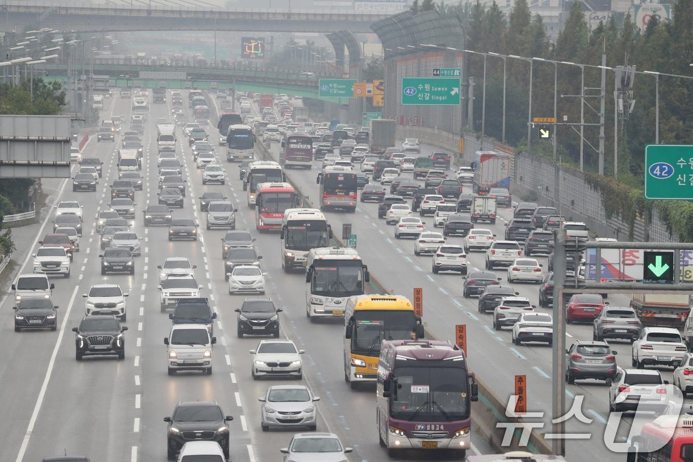 본문 이미지 - 경기 용인시 기흥구 경부고속도로 수원신갈IC 인근 고속도로에서 귀성 차량이 이동하고 있다. ⓒ 뉴스1 김영운 기자