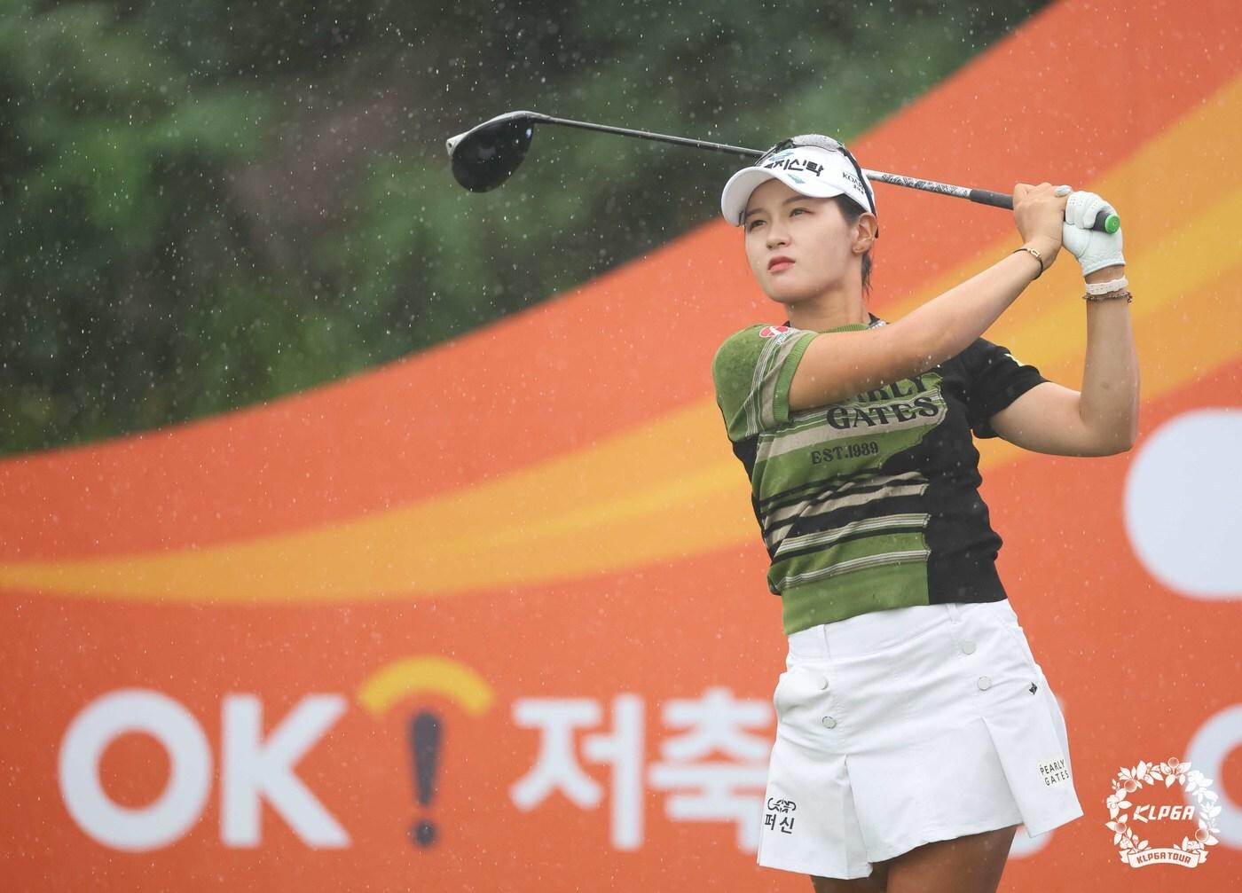 본문 이미지 - 박현경이 13일 인천 영종도 클럽72 하늘 코스에서 열린 'OK저축은행 읏맨 오픈' 1라운드 1번 홀에서 티샷을 하고 있다. (KLPGT 제공) 2024.9.13/뉴스1