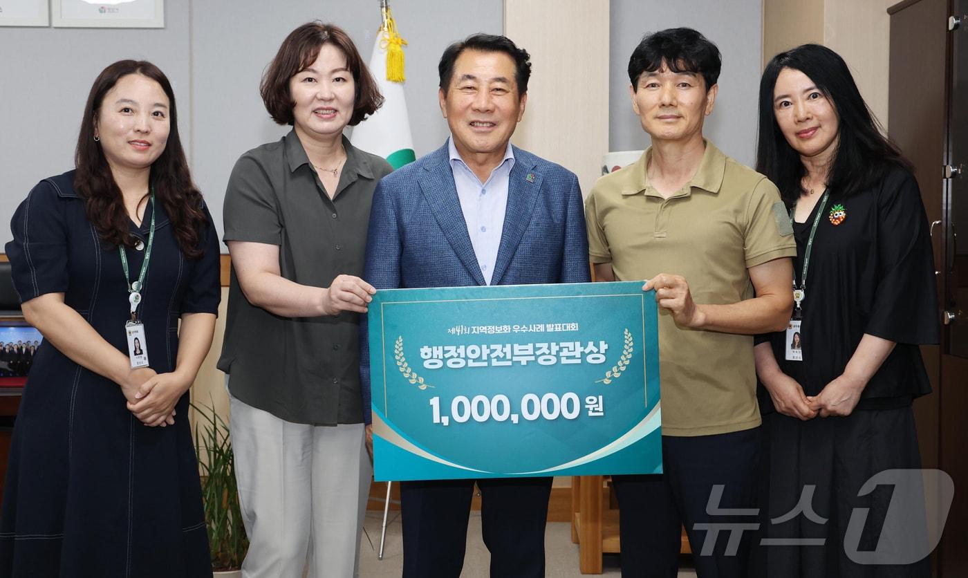 경남 양산시는 제41회 지역정보화 우수사례 발표대회에서 '스마트 농촌 공유 플랫폼 서비스'로 행정안전부 장관상을 수상했다고 13일 밝혔다. (양산시 제공)