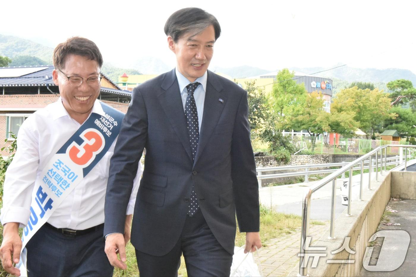 본문 이미지 - 조국혁신당 조국 대표와 곡성군수 재선거에 출마한 박웅두 후보가 13일 오후 전남 곡성군 한 다세대주택을 방문하고 있다. 2024.9.13/뉴스1 ⓒ News1 김동수 기자