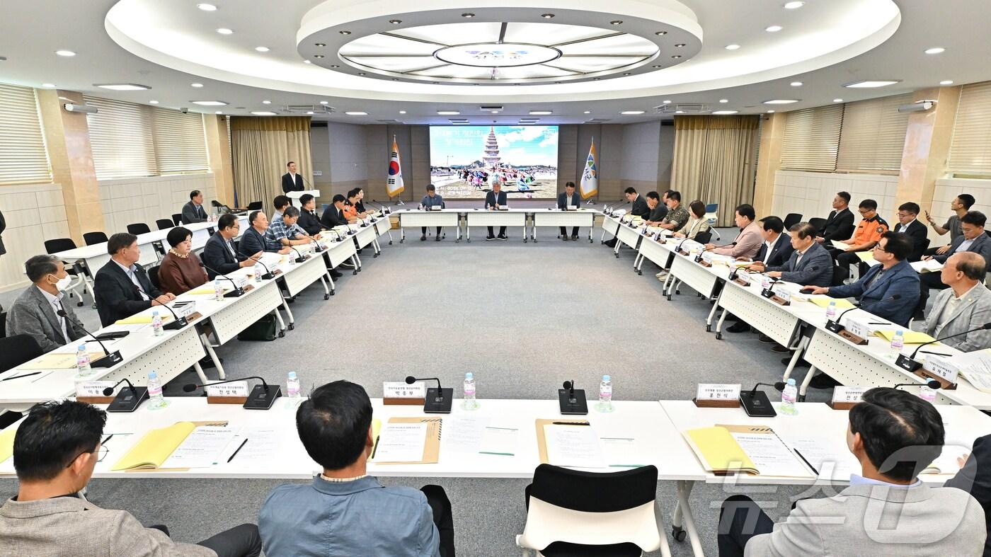 본문 이미지 - 강원 정선군 기관·사회단체장 모임인 ‘정진회’가 추석을 앞둔 13일 정선군청 대회의실에서 물가안정을 비롯한 지역 주요 현안에 대해 논의하는 자리를 가졌다. (정선군 제공) 2024.9.13/뉴스1