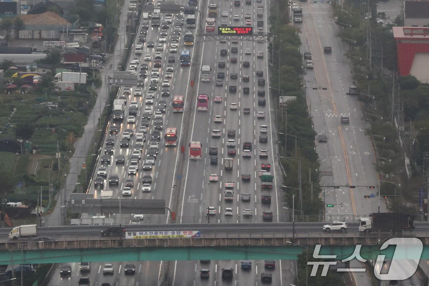 경기도 용인시 경부고속도로 신갈IC 인근 도로가 귀성길 차량들로 붐비고 있다. (헬기 취재협조: 서울경찰청항공대 심동국, 박명수 경위, 손동현 경장) 2024.9.13/뉴스1 ⓒ News1 이동해 기자