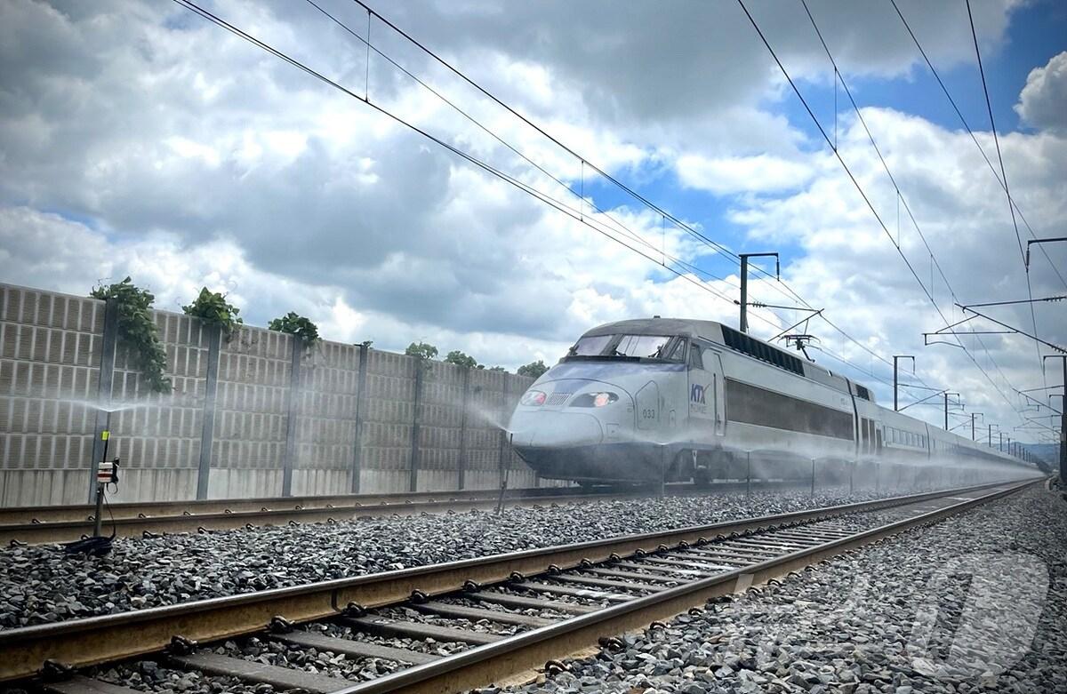 본문 이미지 -  오송역 인근에서 레일온도가 48도를 넘자 자동으로 물이 뿌려져 레일온도를 낮추고 있는 모습. (코레일 제공)/뉴스1