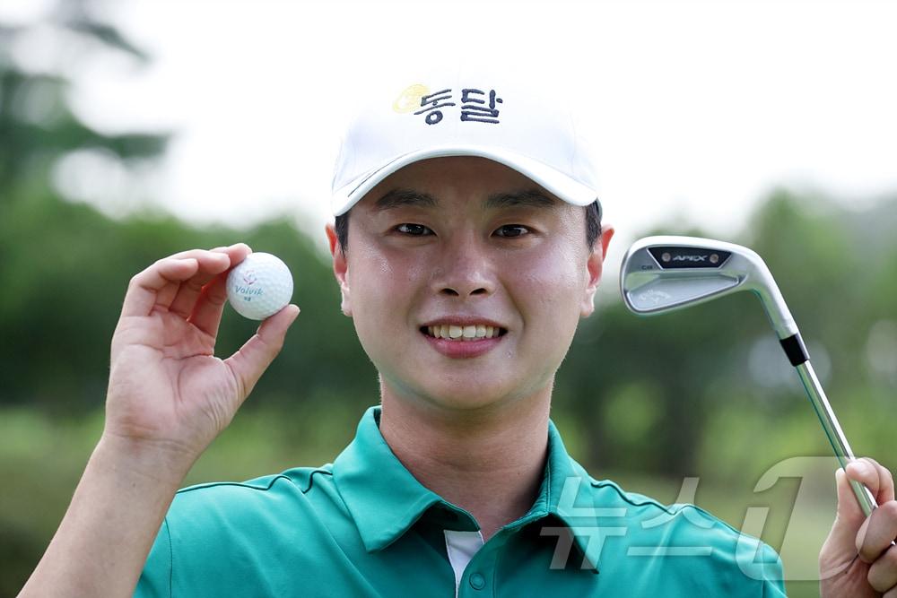본문 이미지 - 염돈웅(30·동달)이 한국프로골프(KPGA)투어 골프존 도레이 오픈 2라운드에서 홀인원을 기록해 벤츠 차량을 받게 됐다. (KPGA 제공)
