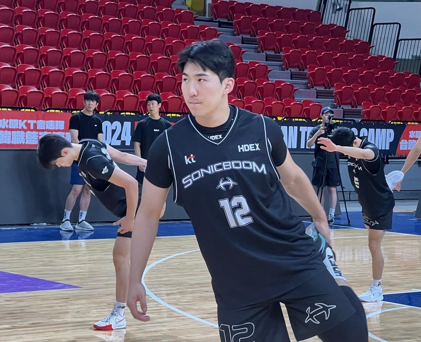 본문 이미지 - 프로농구 KT 문정현이 대만 전지훈련에서 몸을 풀고 있다.(KT 제공)